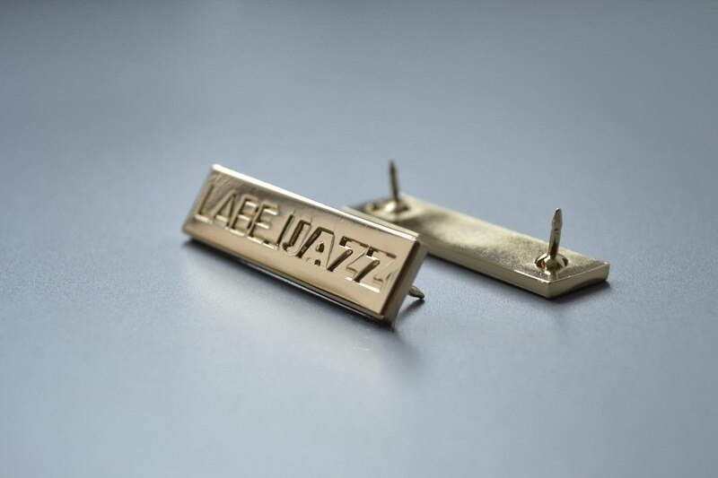 metal-labels-with-rivets-bendable-leg